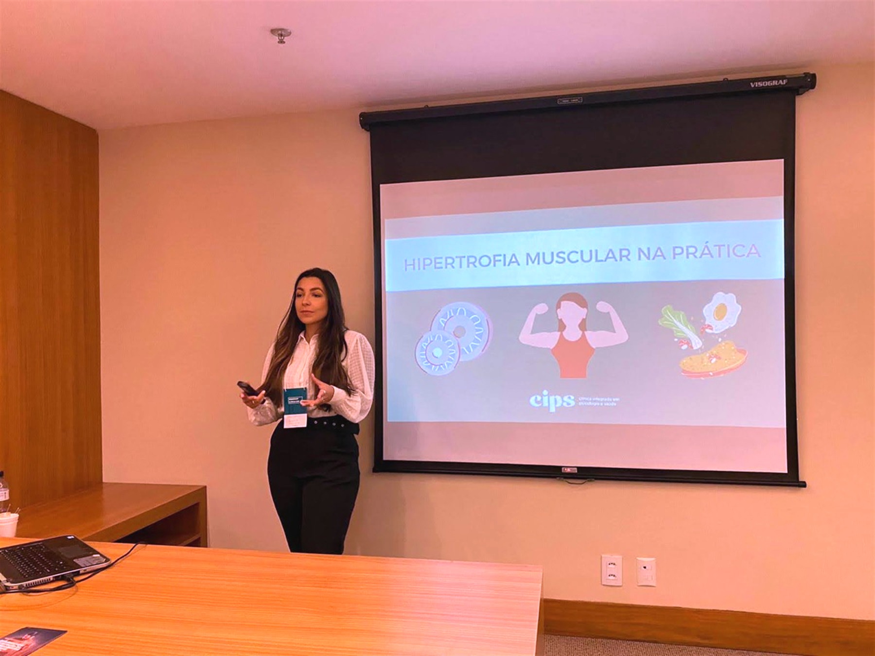 Giullia Magueta em palestra sobre nutrição