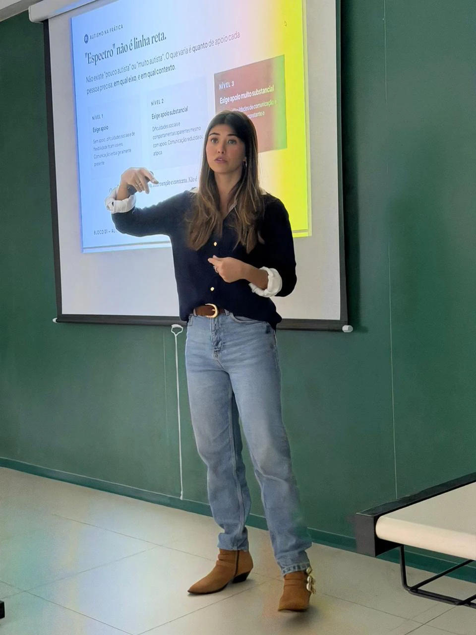 Betina Binatti apresentando uma palestra sobre o espectro autista