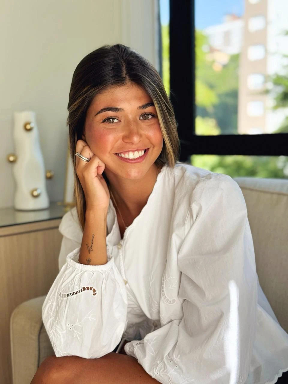 Betina Binatti, psicóloga, sorrindo no consultório